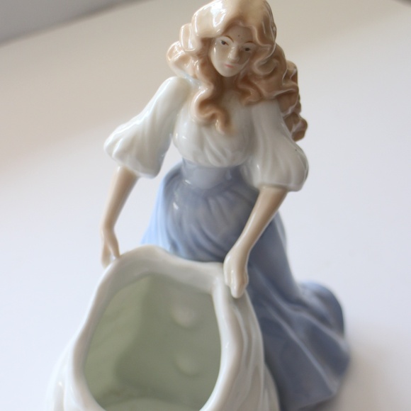 charming porcelain maiden figurine holding bag - Picture 3 of 8